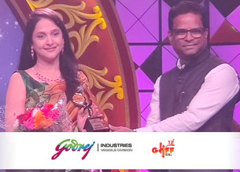 Mrinal Kulkarni awarded Godrej Veg Oils Fit Celebrity Mom award at Goa Marathi Film Festival 2019