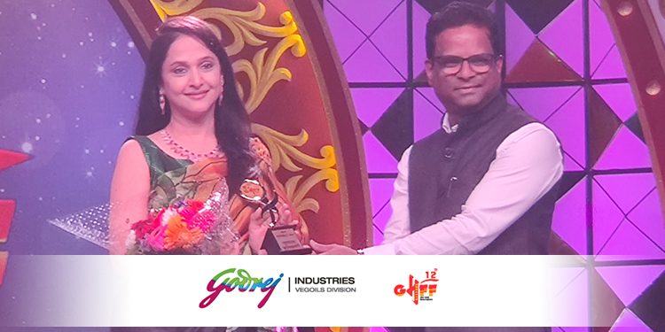 Mrinal Kulkarni awarded Godrej Veg Oils Fit Celebrity Mom award at Goa Marathi Film Festival 2019